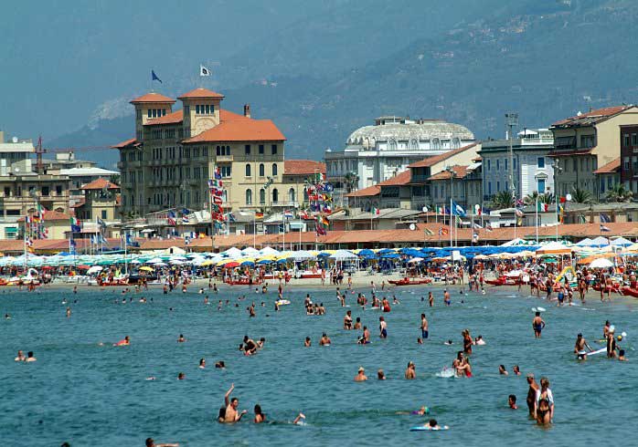 Lebhaftes Strandtreiben in Viaréggio